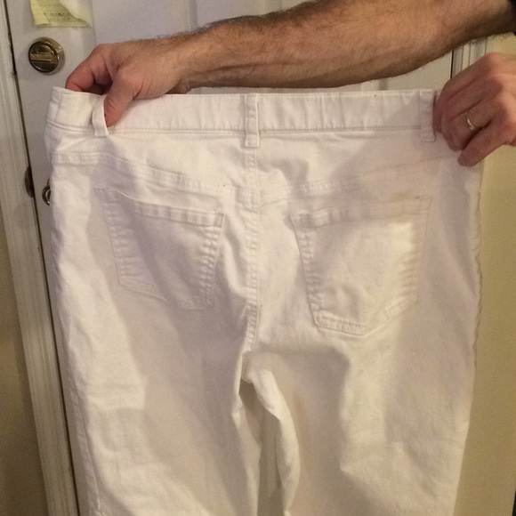 Croft and barrow white capri’s stretch size 10. - Picture 3 of 5